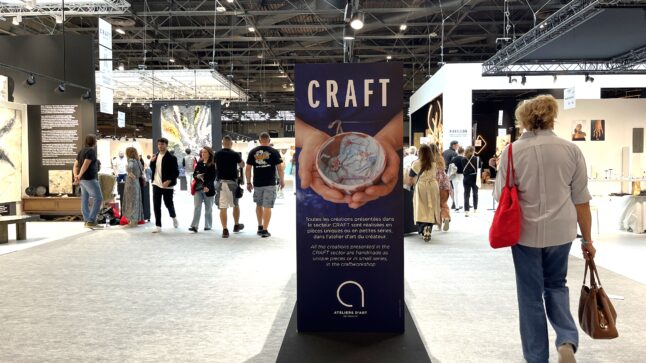 ホール5に設置された「Craft」ゾーンの目印。華やかな器を両手で包み込む写真が使用されている