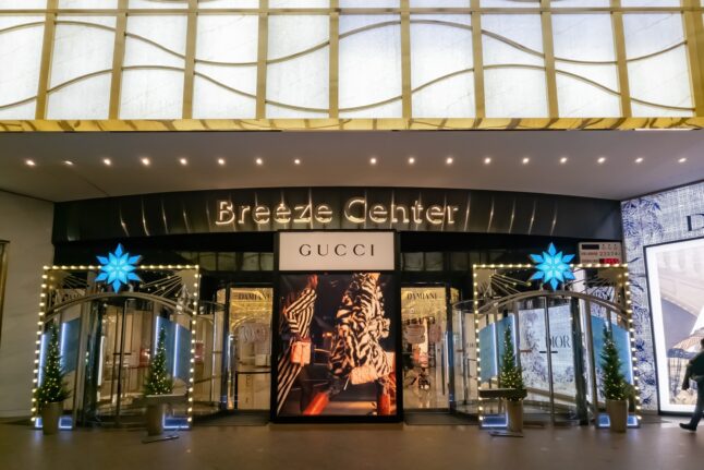 台湾・台北の高級百貨店「Breeze Center」のエントランス。照明やハイブランドGUCCIの看板などでとても華やかな雰囲気。