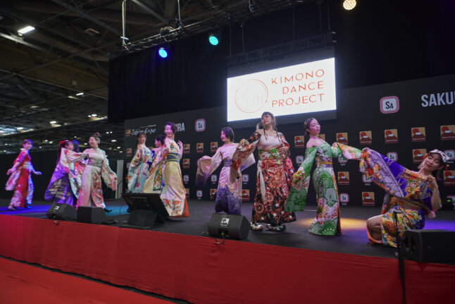 多くのメンバーでパフォーマンスをしている「KIMONO DANCE PROJECT」